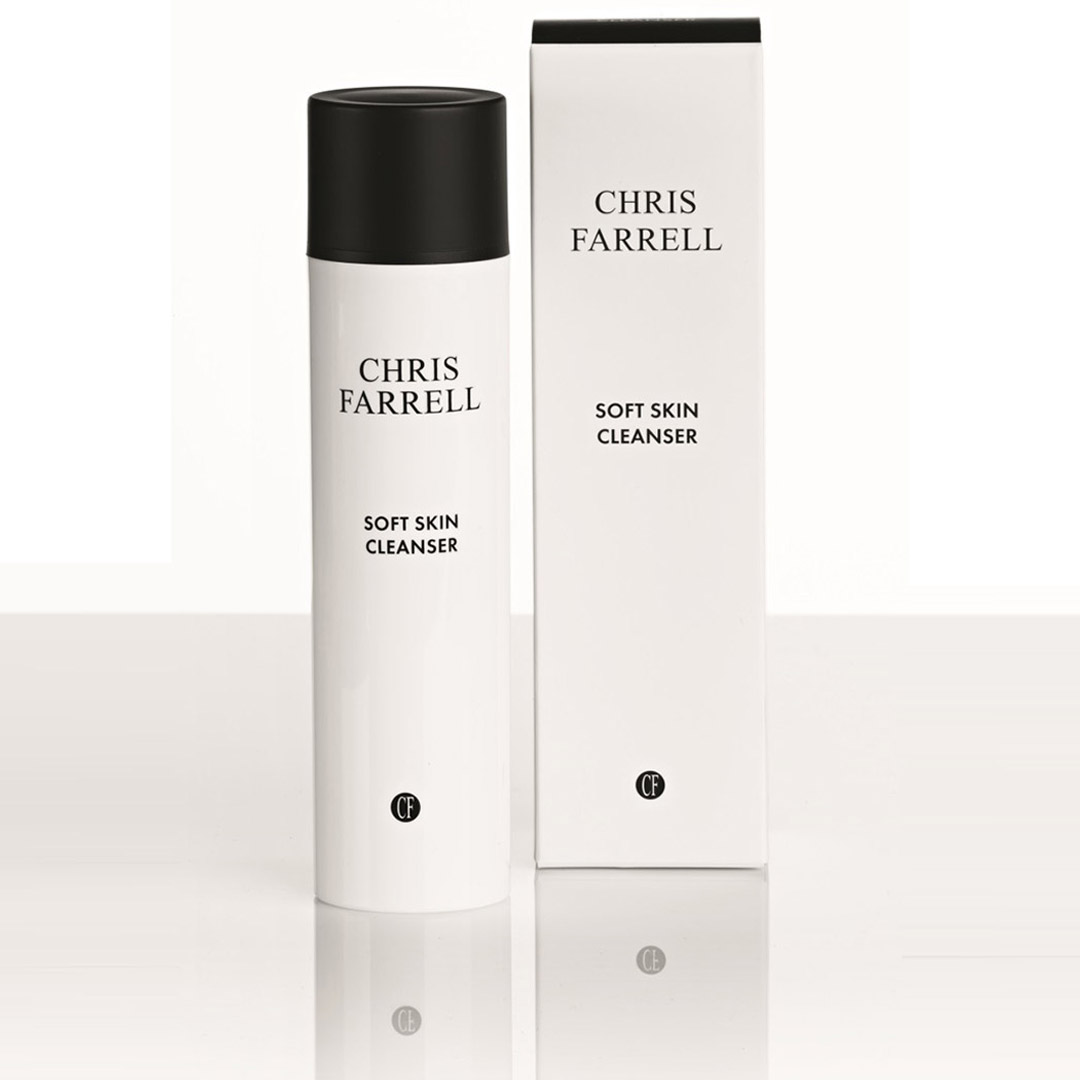 Skin Cleanser in der Flasche von Chris Farrell stehend