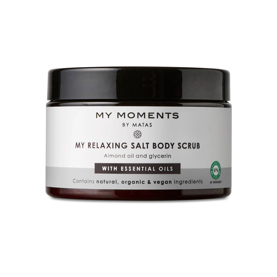 Salt body scrub im Topf von Matas Beauty stehend