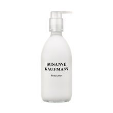 Körperlotion in der Pumpflasche von Susanne Kaufmann stehend